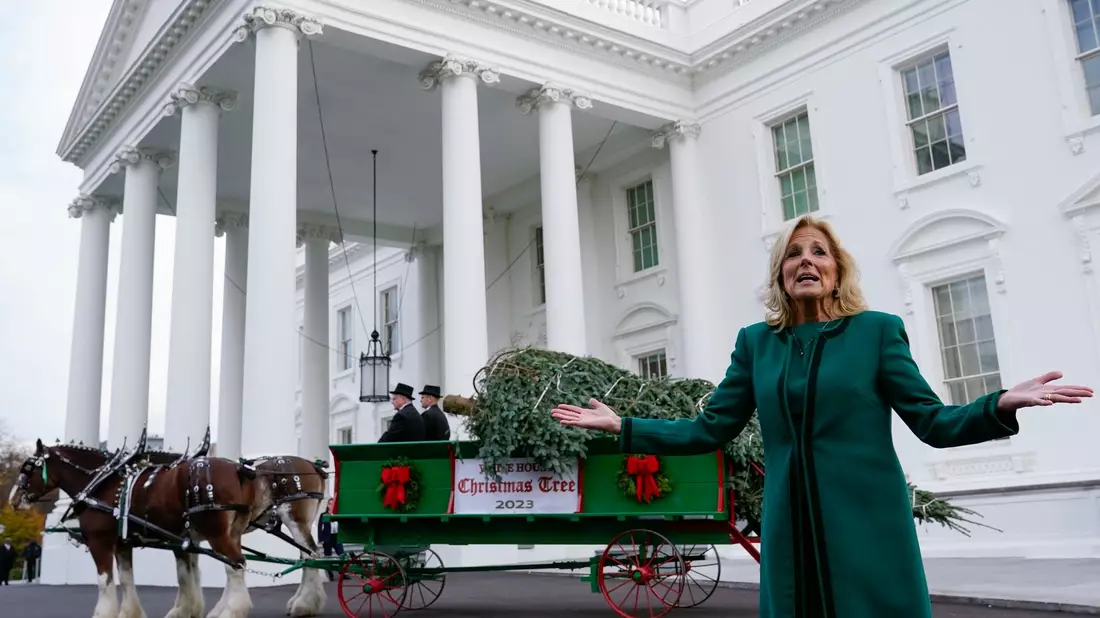 Jill Biden nimmt den offiziellen Weihnachtsbaum für das Weiße Haus in Empfang. - Bild: Susan Walsh/AP