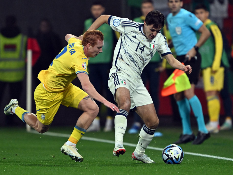 Italien und Federico Chiesa (r) reichte ein 0:0 gegen die Ukraine zur EM-Qualifikation. - Foto: Federico Gambarini/dpa