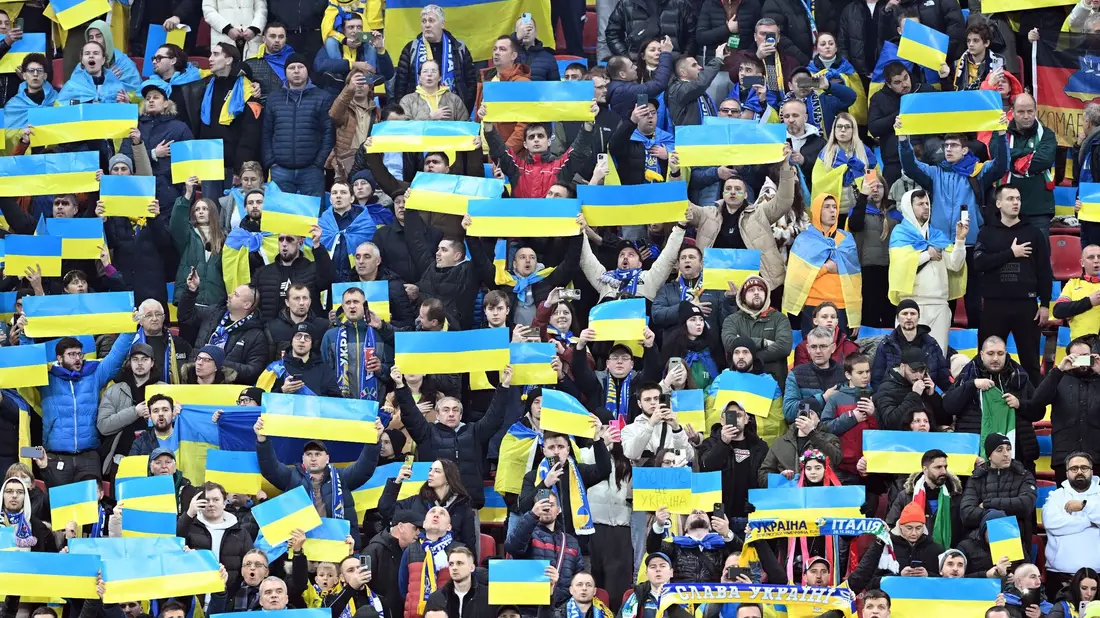Fans aus der Ukraine feierten ihre Mannschaft in Leverkusen. - Bild: Federico Gambarini/dpa
