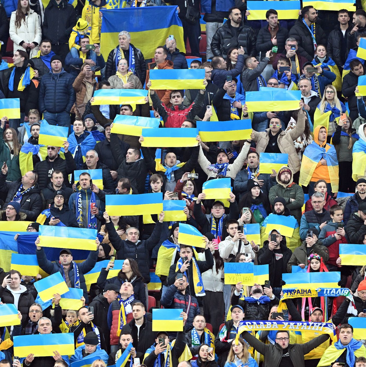 Fans aus der Ukraine feierten ihre Mannschaft in Leverkusen. - Foto: Federico Gambarini/dpa