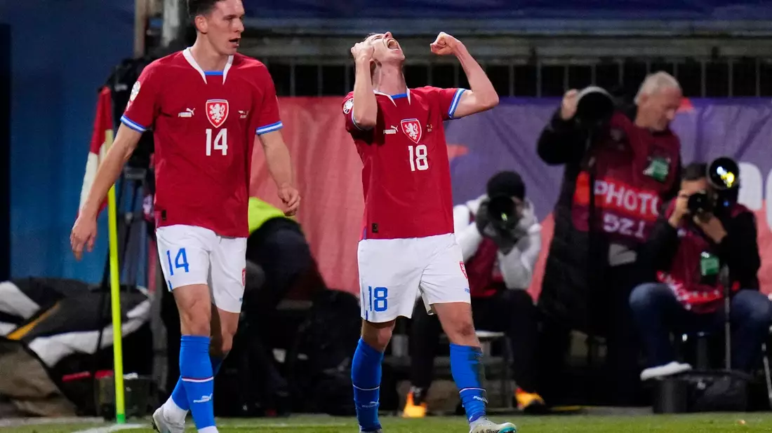 David Doudera (r) erzielte den ersten Treffer bei Tschechiens Sieg zur EM-Qualifikation gegen Moldau. - Bild: Petr David Josek/AP