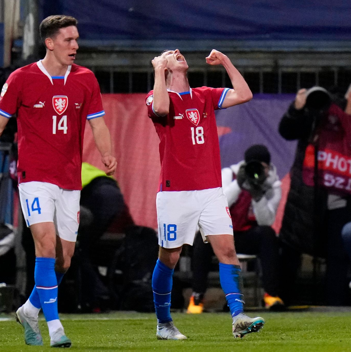 David Doudera (r) erzielte den ersten Treffer bei Tschechiens Sieg zur EM-Qualifikation gegen Moldau. - Foto: Petr David Josek/AP