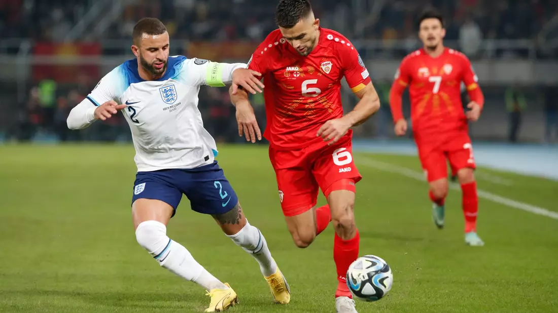 Die Three Lions um Kyle Walker (l) taten sich beim 1:1 in Nordmazedonien schwer. - Bild: Boris Grdanoski/AP