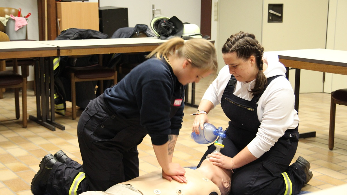 FW Beverungen: Grundausbildung erfolgreich abgeschlossen / 24 frische Feuerwehrleute für die Städte Beverungen, Brakel und Höxter ausgebildet - Foto: presseportal.de