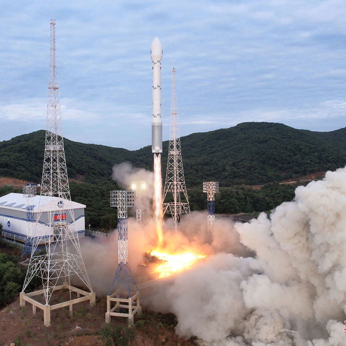 Start einer Trägerrakete «Chollima-1» vom Seohae Satelliten Start Komplex an der Westküste Nordkoreas. - Foto: -/kcna/dpa