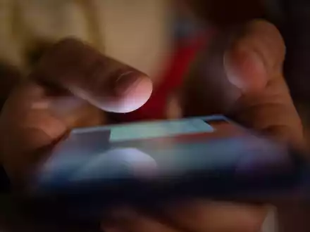 Bei nur einigen Tagen ohne die Nutzung von Social Media halten sich positive und negative Auswirkungen laut einer Studie eher die Waage. - Foto: Sebastian Gollnow/dpa