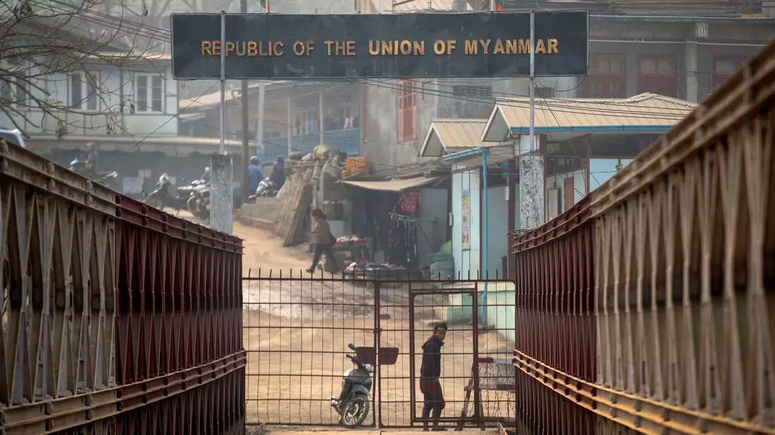 Ein Myanmare blickt an der Grenze zwischen Indien und Myanmar in Richtung der indischen Seite (Archivbild). - Bild: Anupam Nath/AP/dpa