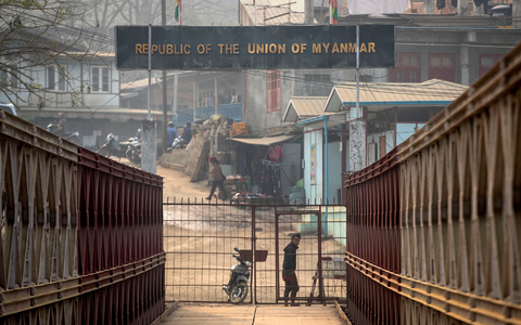 Ein Myanmare blickt an der Grenze zwischen Indien und Myanmar in Richtung der indischen Seite (Archivbild). - Foto: Anupam Nath/AP/dpa