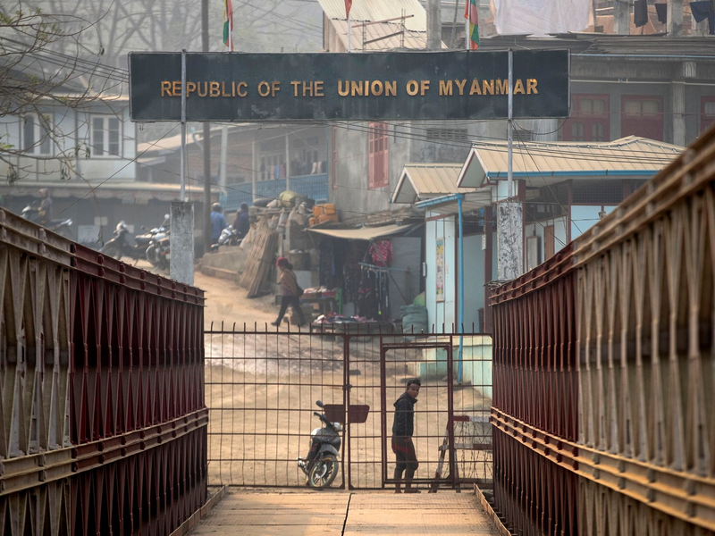 Ein Myanmare blickt an der Grenze zwischen Indien und Myanmar in Richtung der indischen Seite (Archivbild). - Foto: Anupam Nath/AP/dpa