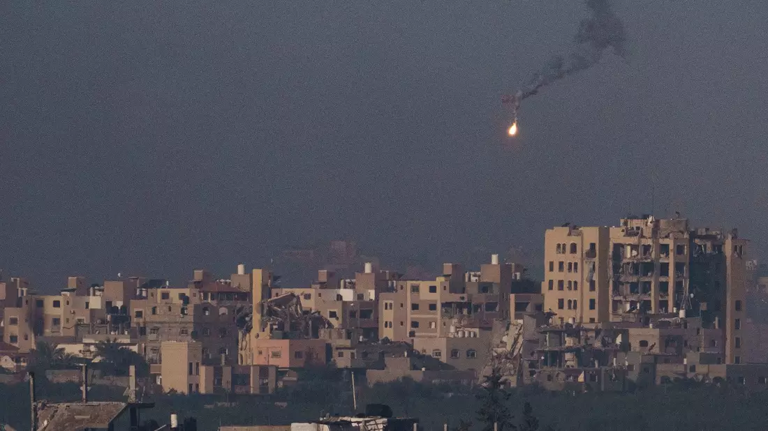 Eine Leuchtrakete der israelischen Armee ist über dem Gazastreifen zu sehen. - Bild: Leo Correa/AP
