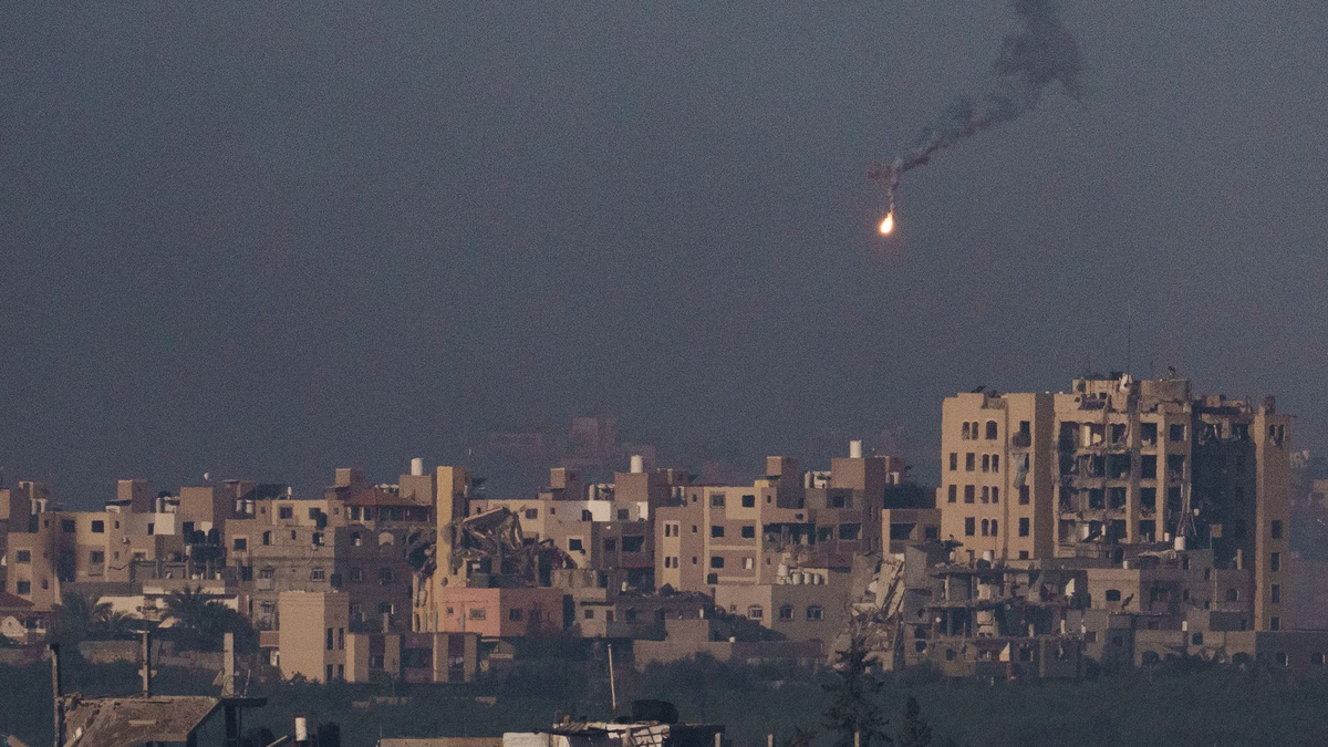 Eine Leuchtrakete der israelischen Armee ist über dem Gazastreifen zu sehen. - Foto: Leo Correa/AP