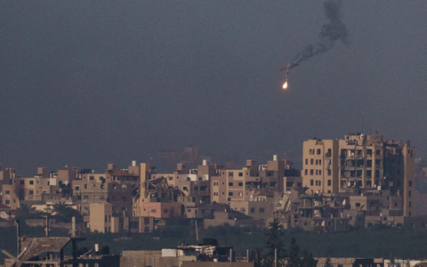 Eine Leuchtrakete der israelischen Armee ist über dem Gazastreifen zu sehen. - Foto: Leo Correa/AP