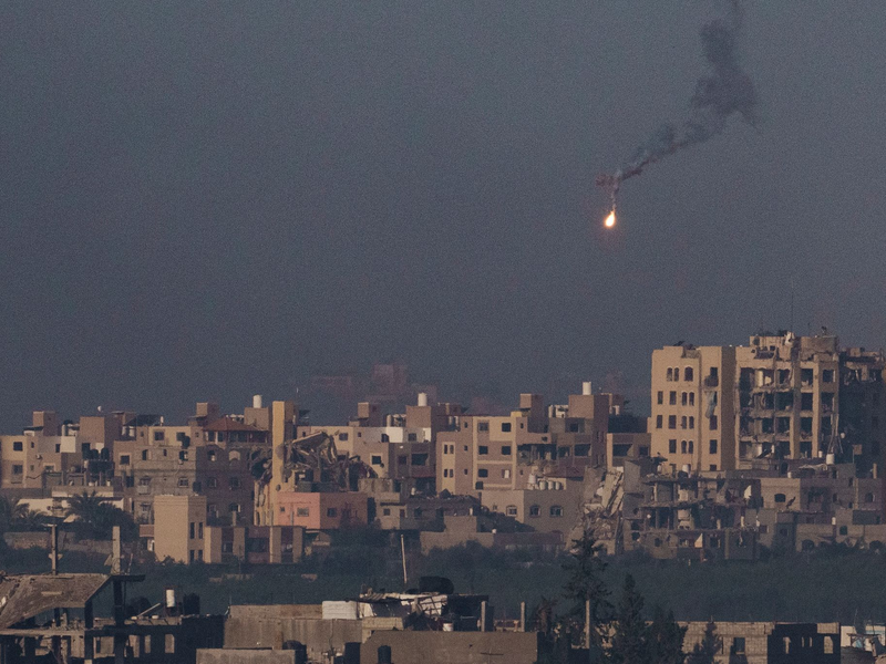 Eine Leuchtrakete der israelischen Armee ist über dem Gazastreifen zu sehen. - Foto: Leo Correa/AP