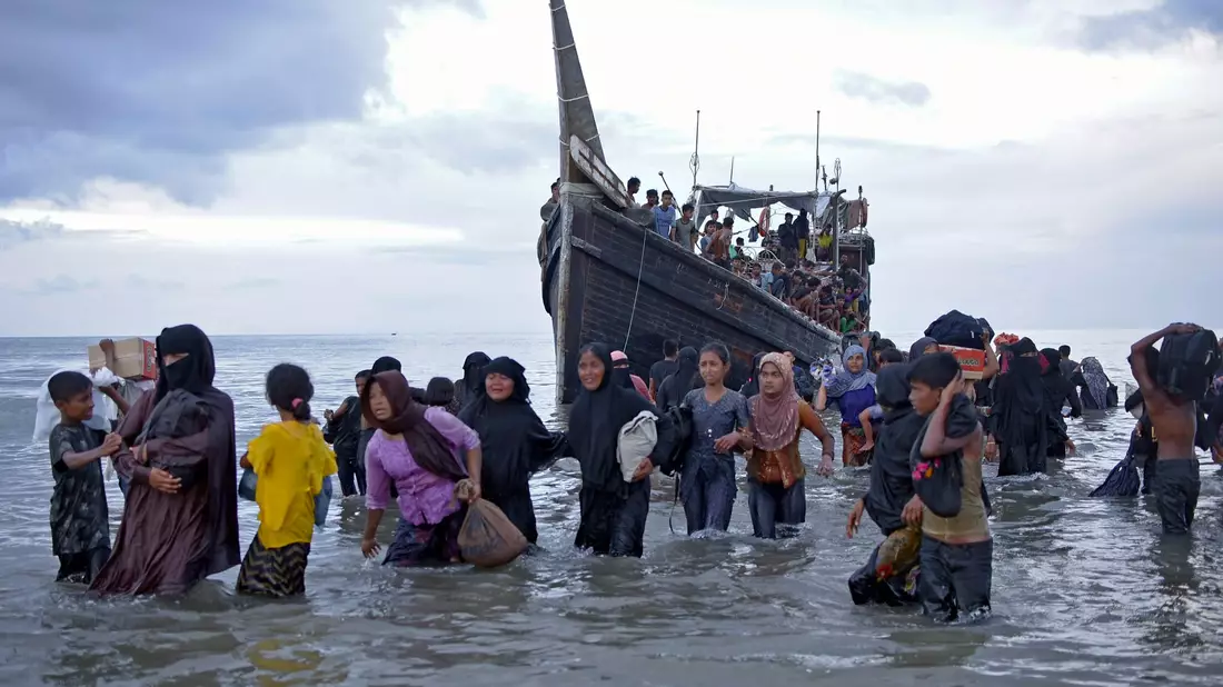 Ethnische Rohingya verlassen ihr Boot nach der Landung in Ulee Madon in der Provinz Aceh. - Bild: Rahmat Mirza/AP