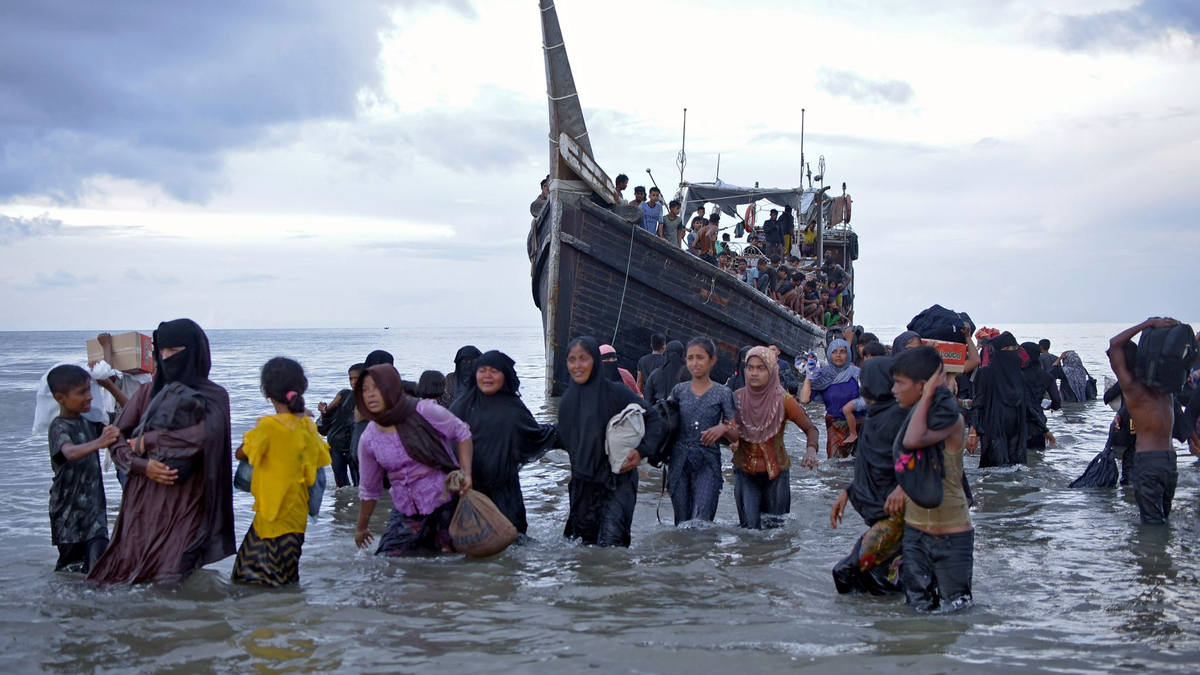 Ethnische Rohingya verlassen ihr Boot nach der Landung in Ulee Madon in der Provinz Aceh. - Foto: Rahmat Mirza/AP