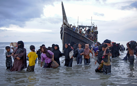 Ethnische Rohingya verlassen ihr Boot nach der Landung in Ulee Madon in der Provinz Aceh. - Foto: Rahmat Mirza/AP