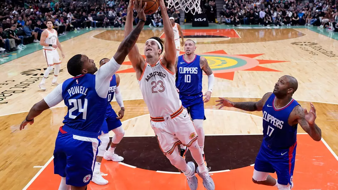 Spurs-Forward Zach Collins wird von Clippers-Guard Norman Powell (l) geblockt. - Bild: Eric Gay/AP