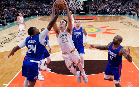 Spurs-Forward Zach Collins wird von Clippers-Guard Norman Powell (l) geblockt. - Foto: Eric Gay/AP
