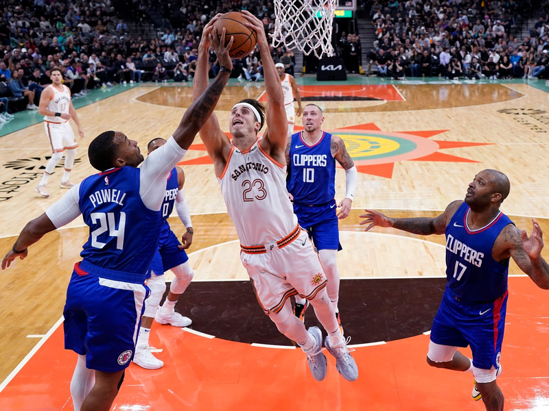Spurs-Forward Zach Collins wird von Clippers-Guard Norman Powell (l) geblockt. - Foto: Eric Gay/AP