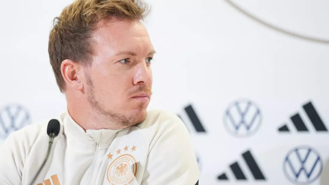 Schaut mit Spannung auf Deutschlands mögliche Gruppengegner: Bundestrainer Julian Nagelsmann. - Bild: Eva Manhart/APA/dpa