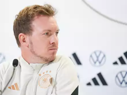 Schaut mit Spannung auf Deutschlands mögliche Gruppengegner: Bundestrainer Julian Nagelsmann. - Foto: Eva Manhart/APA/dpa