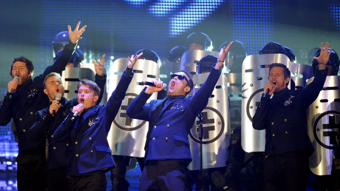 Howard Donald (l-r), Gary Barlow, Mark Owen, Robbie Williams und Jason Orange feierten 2010 ein Comeback. - Bild: Soeren Stache/dpa