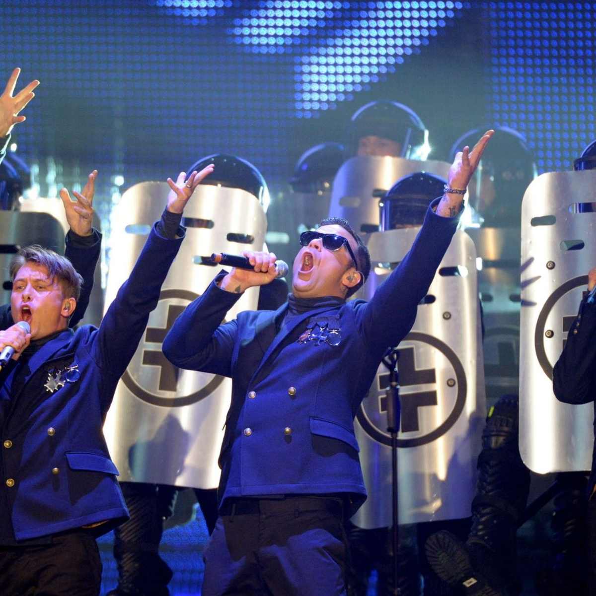 Feierten gemeinsam große Erfolge: Howard Donald (l-r), Gary Barlow, Mark Owen, Robbie Williams und Jason Orange von der britischen Band Take That (Archivbild). - Foto: Soeren Stache/dpa