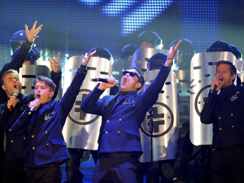 Feierten gemeinsam große Erfolge: Howard Donald (l-r), Gary Barlow, Mark Owen, Robbie Williams und Jason Orange von der britischen Band Take That (Archivbild). - Foto: Soeren Stache/dpa