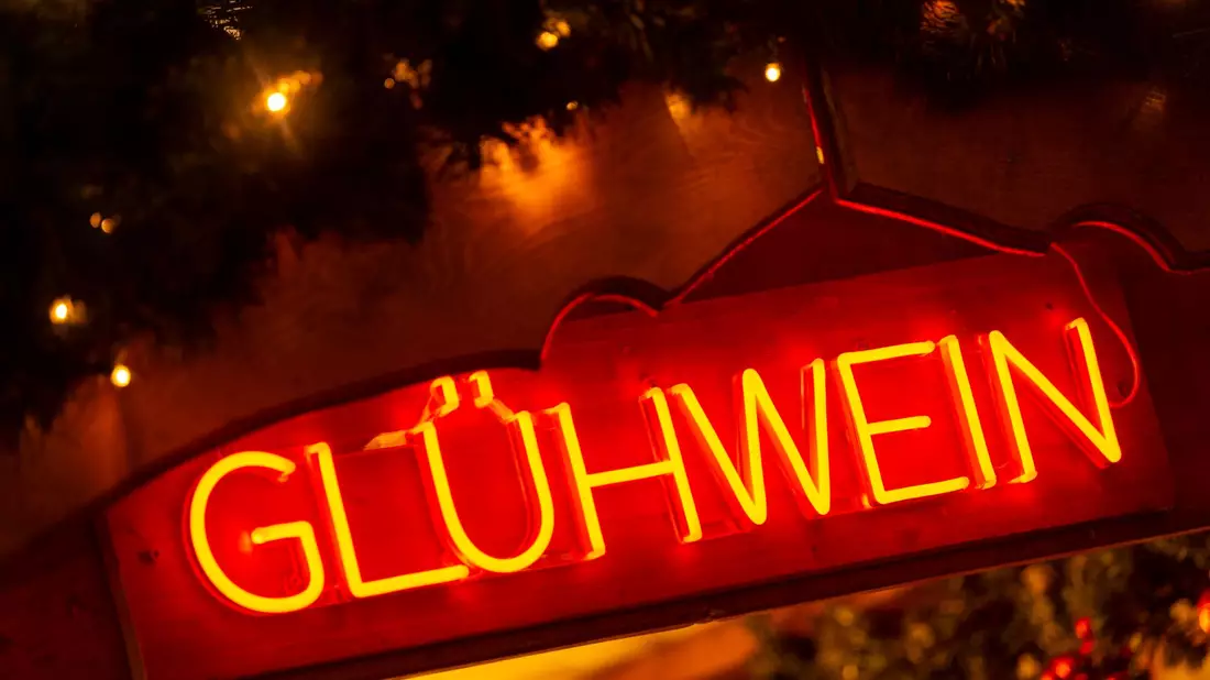 Ungeachtet der Farbe ist Glühwein besonders in der Vorweihnachtszeit beliebt. - Bild: Monika Skolimowska/dpa