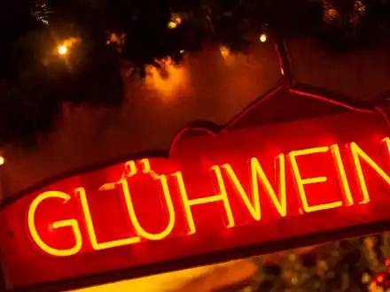 Ungeachtet der Farbe ist Glühwein besonders in der Vorweihnachtszeit beliebt. - Foto: Monika Skolimowska/dpa