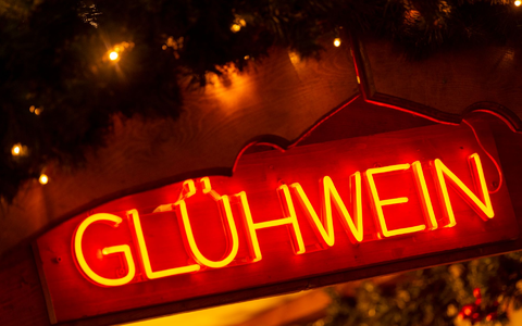 Ungeachtet der Farbe ist Glühwein besonders in der Vorweihnachtszeit beliebt. - Foto: Monika Skolimowska/dpa