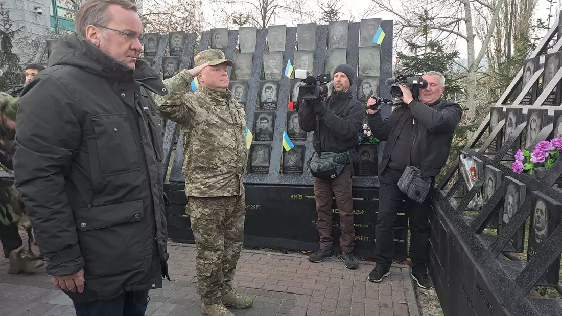 Verteidigungsminister Boris Pistorius legt am Denkmal für die auf dem Maidan getöteten Demonstranten in Kiew einen Kranz nieder. - Bild: Andreas Stein/dpa