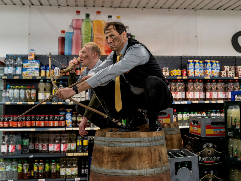 Titus (Bruno Alexander) und Thorsten (Marc Hosemann) in einer Szene aus «Die Discounter». - Foto: Christine Schroeder/Pyama Pictures/Prime Video/dpa/Archiv