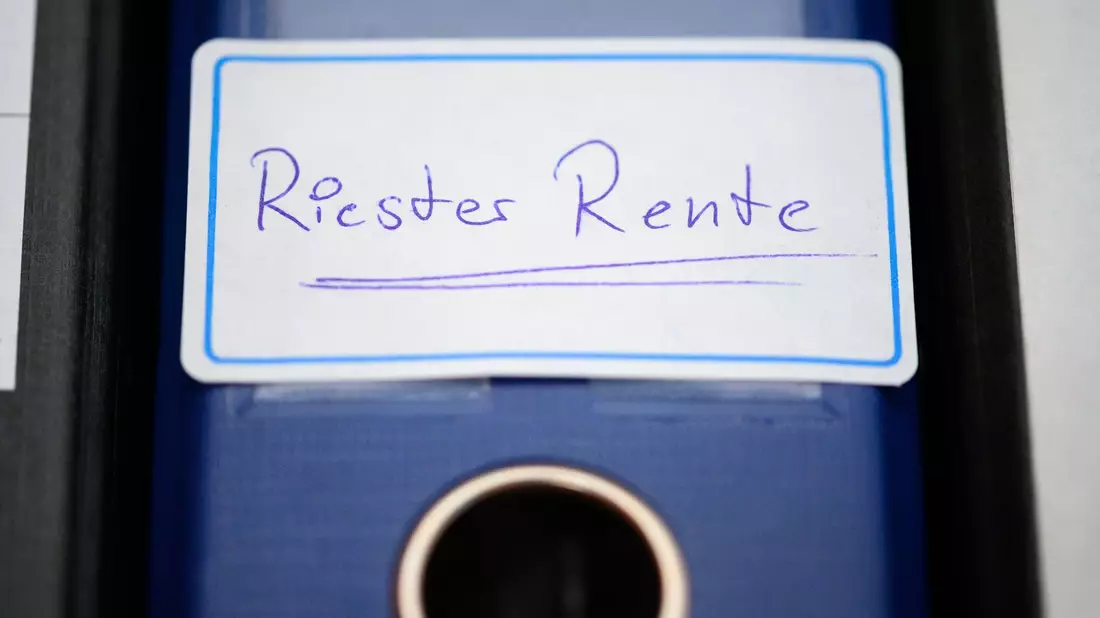 Der Bundesgerichtshof (BGH) hat eine Klausel über mögliche Kosten beim Riester-Vertrag für ungültig erklärt. - Bild: Jonas Walzberg/dpa
