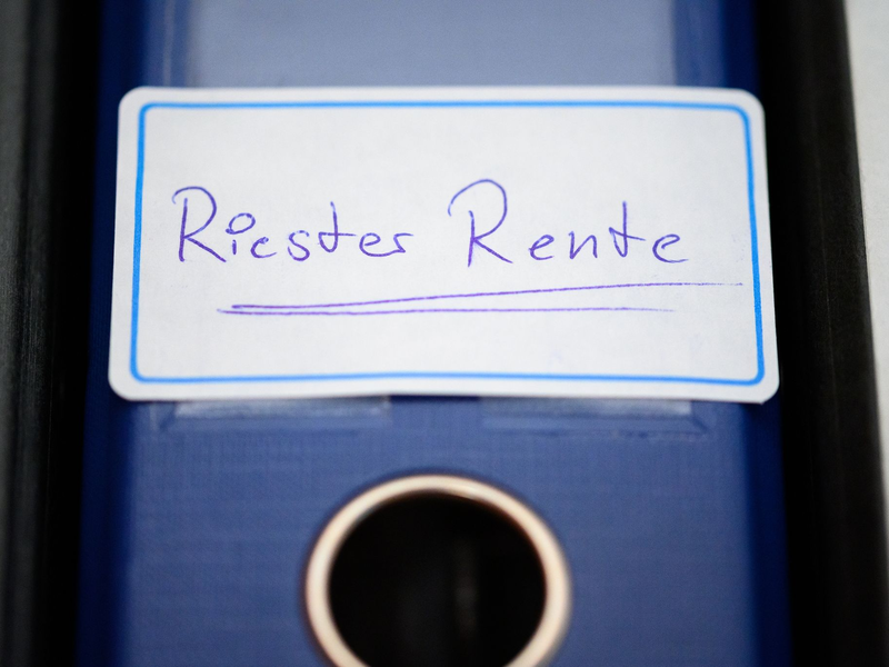 Der Bundesgerichtshof (BGH) hat eine Klausel über mögliche Kosten beim Riester-Vertrag für ungültig erklärt. - Foto: Jonas Walzberg/dpa