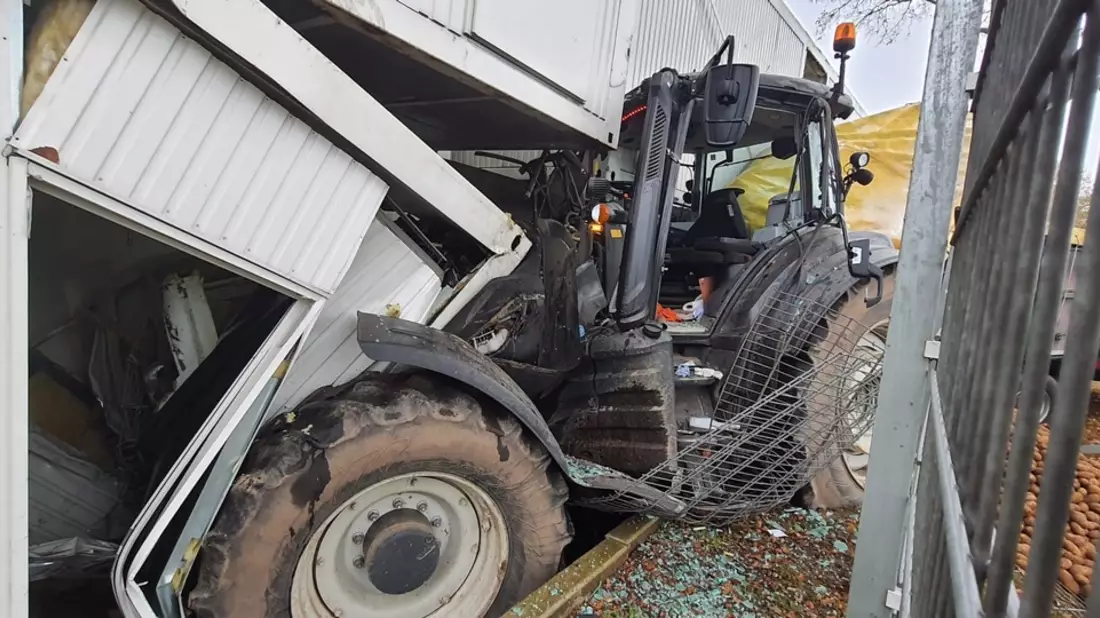 POL-ROW: ++ Unfall in Sittensen - Mann fährt mit Traktor in Container und wird leicht verletzt ++ Falsche Kennzeichen, keinen Führerschein und ohne Pflichtversicherung: Fahrt von 18-Jährigem gestoppt ++ - Bild: presseportal.de