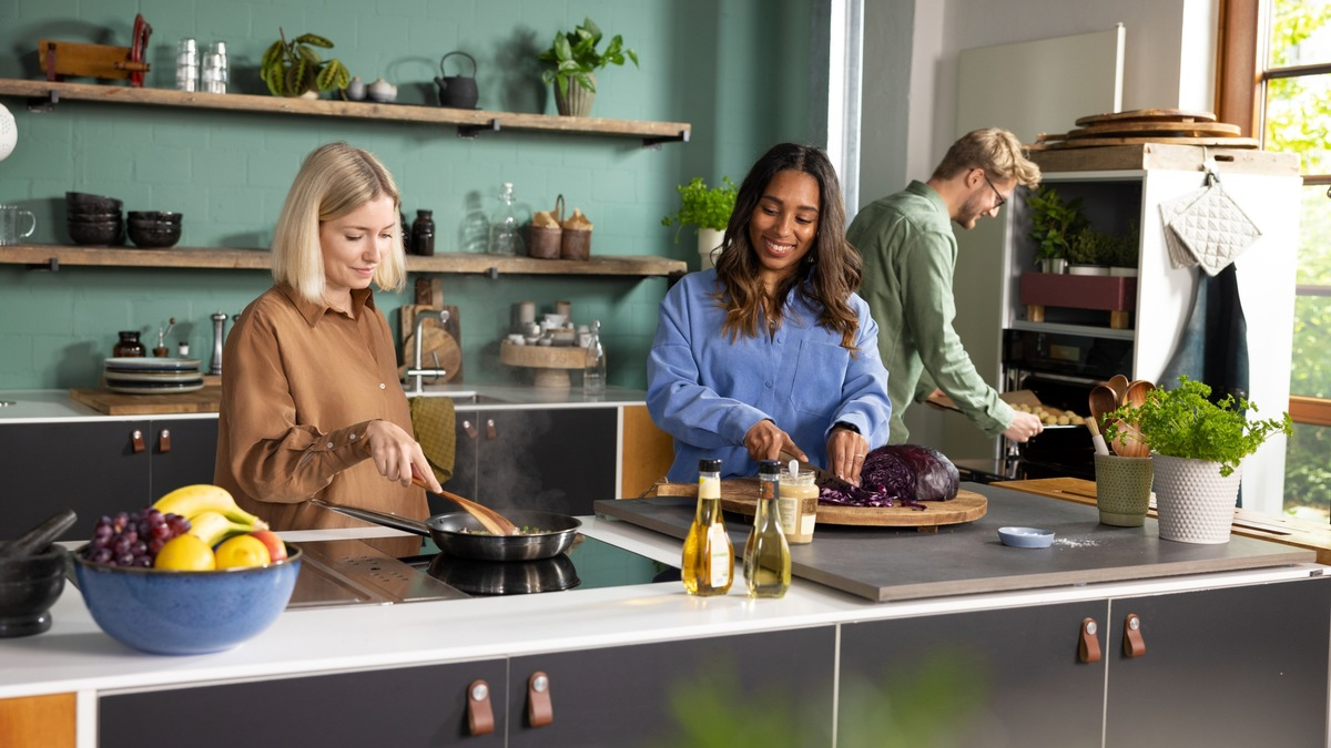 Zum Friendsgiving das gemeinsame Kochen und Genießen mit Freunden feiern - Foto: presseportal.de