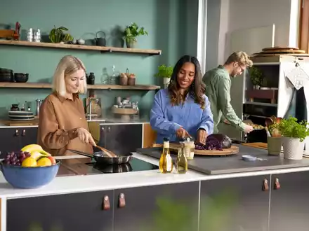 Zum Friendsgiving das gemeinsame Kochen und Genießen mit Freunden feiern - Foto: presseportal.de