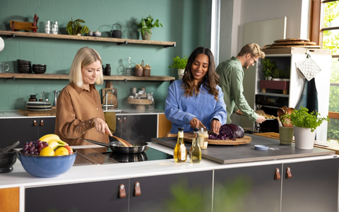 Zum Friendsgiving das gemeinsame Kochen und Genießen mit Freunden feiern - Foto: presseportal.de