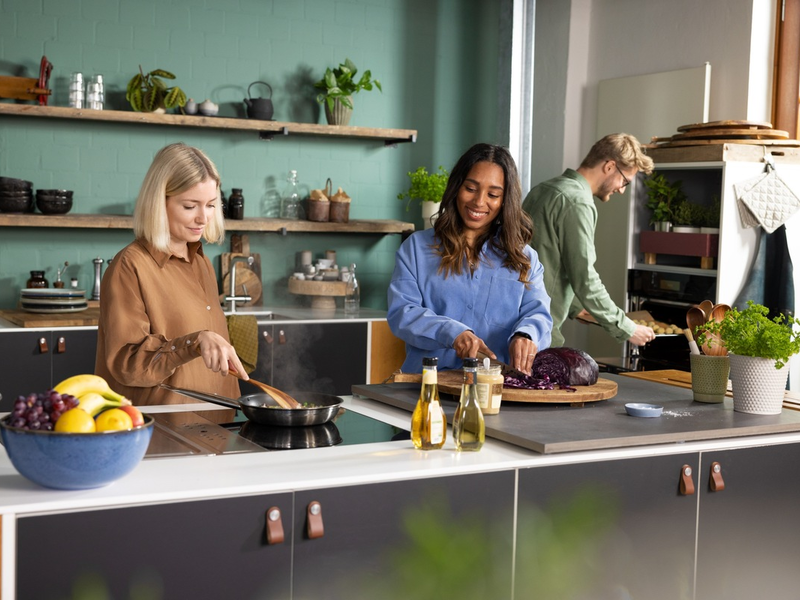 Zum Friendsgiving das gemeinsame Kochen und Genießen mit Freunden feiern - Foto: presseportal.de
