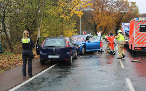 POL-RBK: Bergisch Gladbach - Frontalzusammenstoß zweier Pkw - Zwei Personen leicht verletzt - Foto: presseportal.de