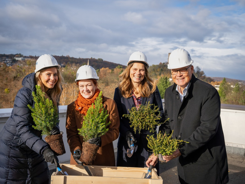 Vier Spatenstiche mit Symbolkraft: Die Zentrale der VNR Group bekommt ein neues umweltfreundliches „Gewand“ und setzt damit seinen Erfolgskurs mit viel Engagement fort - Foto: presseportal.de