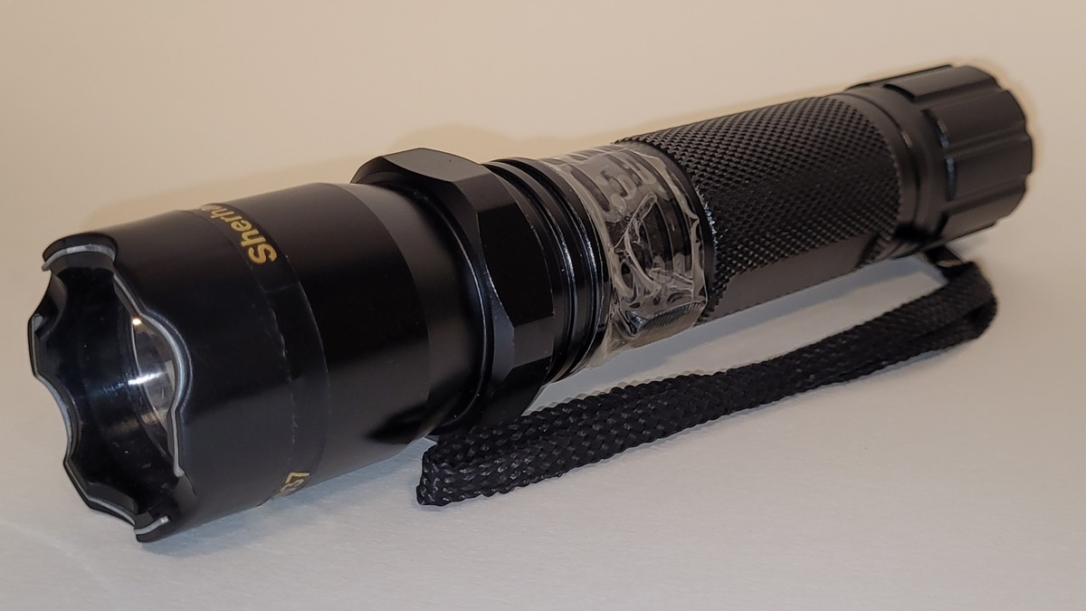 BPOL-HH: Bundespolizei am Hamburg Airport: als Taschenlampe getarnter Elektroschocker sorgt für Ärger, zwei Festnahmen am Montag - Foto: presseportal.de