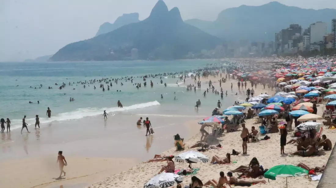 Besucher am Strand von Ipanema. Die Stadt Rio de Janeiro hatte jüngst mit 41,9 Grad Celsius erneut einen Hitzerekord gebrochen. - Bild: Jose Lucena/TheNEWS2 via ZUMA Press Wire/dpa
