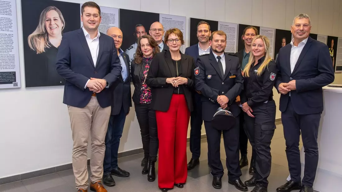 POL-BS: Der Mensch dahinter: Ausstellung in der Stadtbibliothek - Bild: presseportal.de