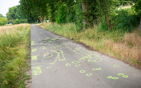 Markierungen der Polizei auf der Straße am Unfallort. - Foto: Jonas Walzberg/dpa