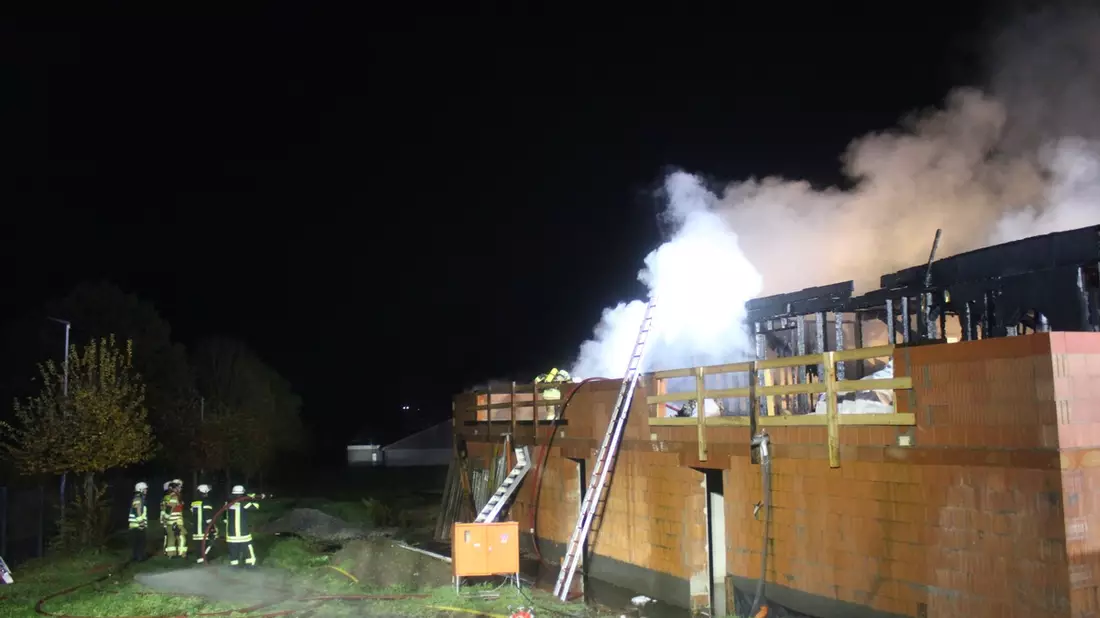 FF Bad Salzuflen: Neubau einer Kita brennt am Elkenbreder Weg / Feuerwehr Bad Salzuflen ist mit 60 Einsatzkräften vor Ort - Bild: presseportal.de