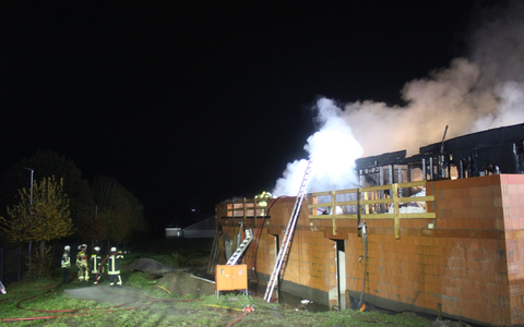 FF Bad Salzuflen: Neubau einer Kita brennt am Elkenbreder Weg / Feuerwehr Bad Salzuflen ist mit 60 Einsatzkräften vor Ort - Foto: presseportal.de
