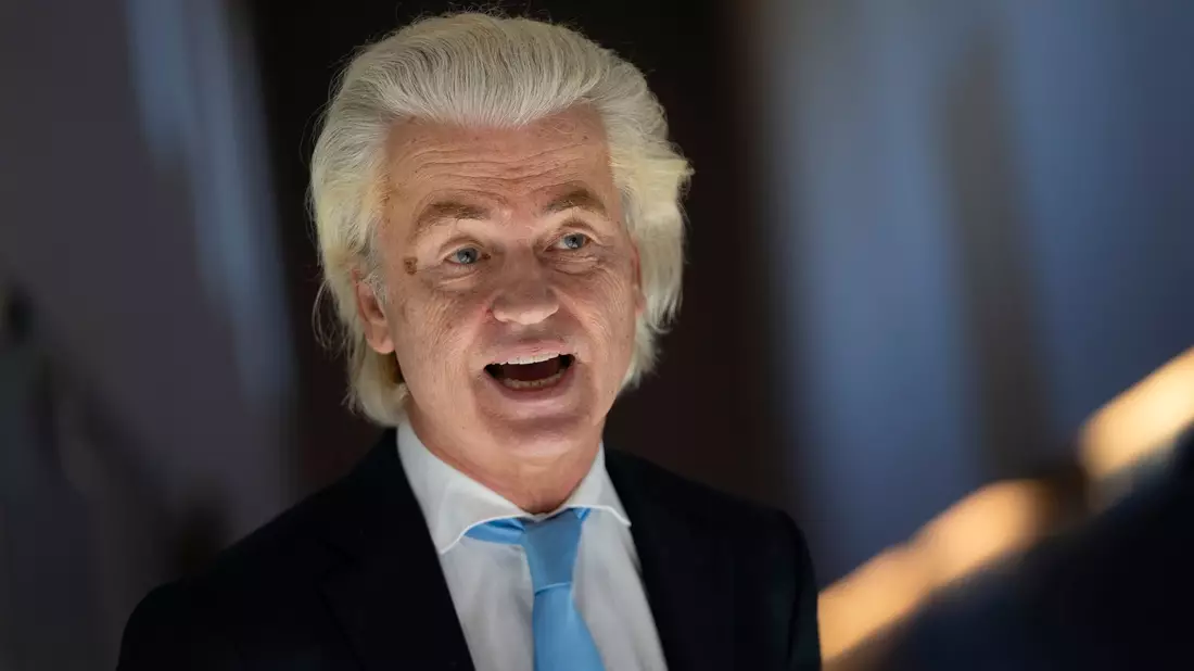 PVV-Chef Geert Wilders wird nach Bekanntgabe der Wahlprognose in Den Haag von Anhängern gefeiert. - Bild: Peter Dejong/AP/dpa