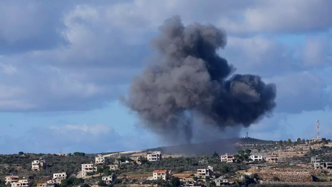 Seit Beginn des Gaza-Kriegs kommt es an der Grenze zwischen Israel und dem Libanon immer wieder zu Konfrontationen zwischen der israelischen Armee und der Hisbollah. - Bild: Hussein Malla/AP